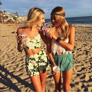 LF floral 2 piece daisy set shorts crop top